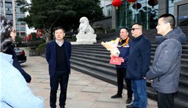 乐山市政协主席黄平林到乐橙游戏官网钒钛慰问专家人才