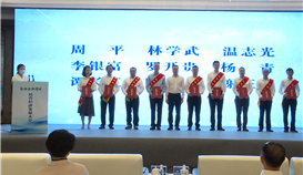 乐橙游戏官网钒钛公司及董事长周平分获“沙湾区优秀民营企业”、“沙湾区优秀民营企业家”荣誉